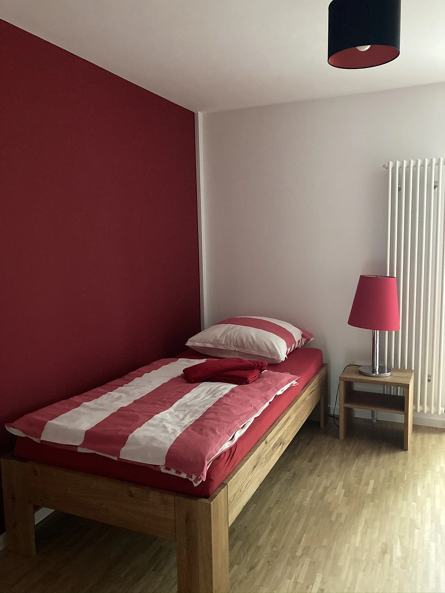 Schlafzimmer der Gastdozierendenwohnung