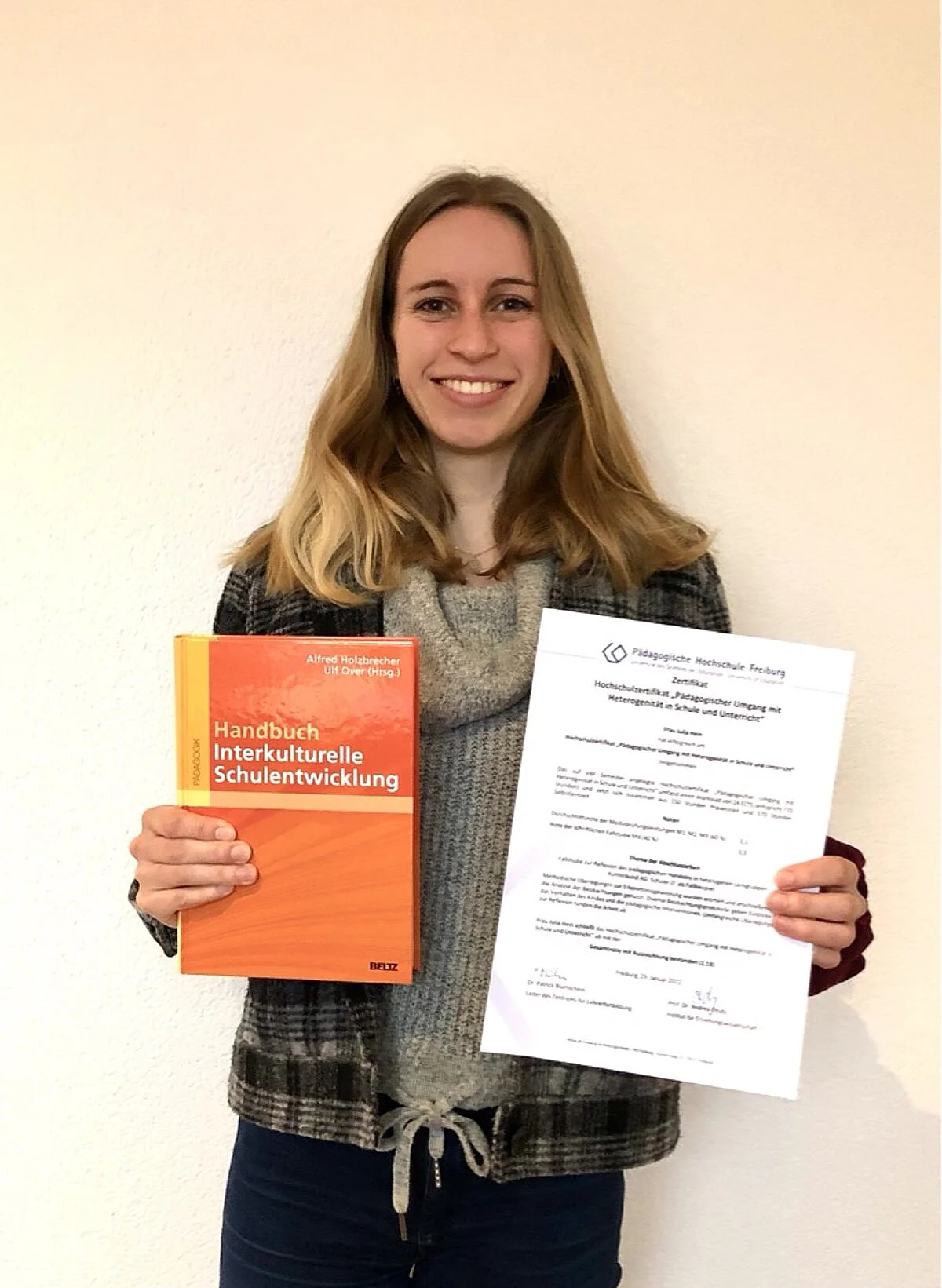 Übergabe des Zertifikats "Pädagogischer Umgang mit Heterogenität in Schule und Unterricht" an Julia Hein. Wir gratulieren!