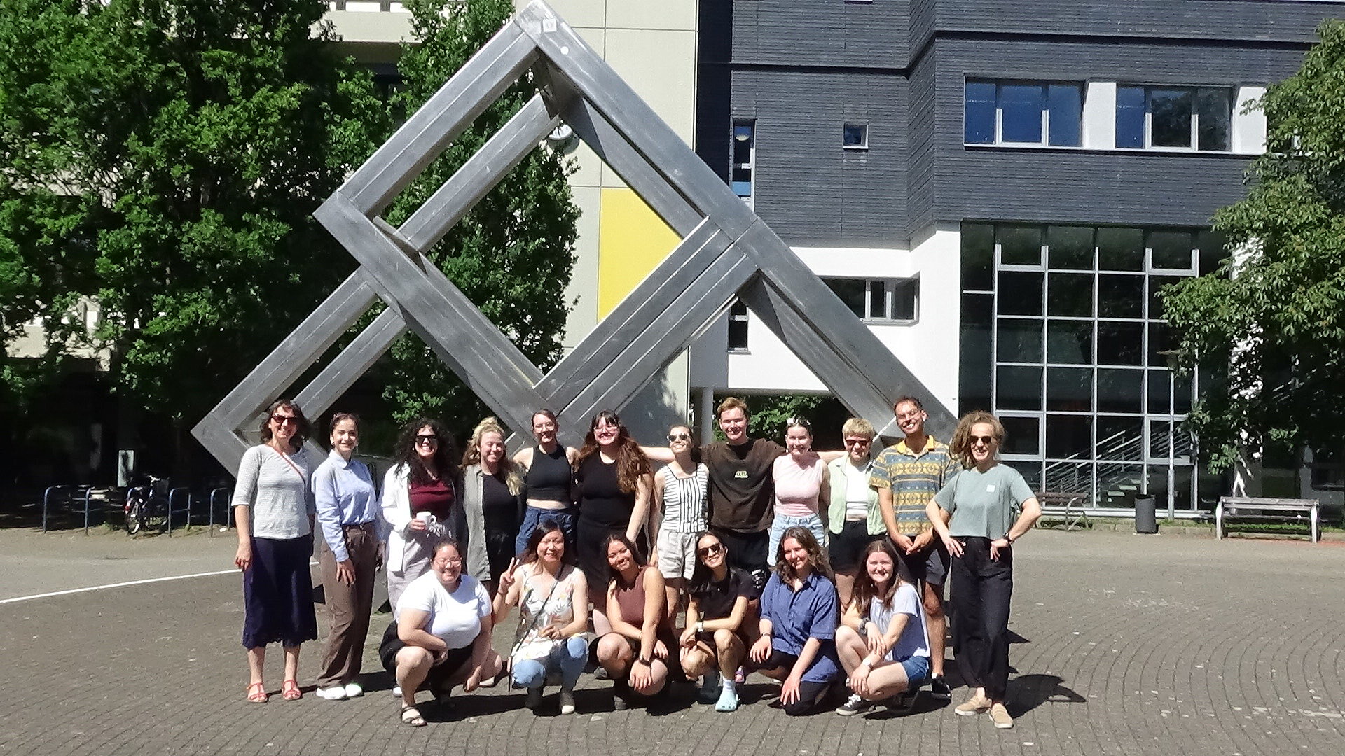 Bild der Teilnehmende an der deutsch-quebekischen Summer School vor dem Würfel der PH Freiburg