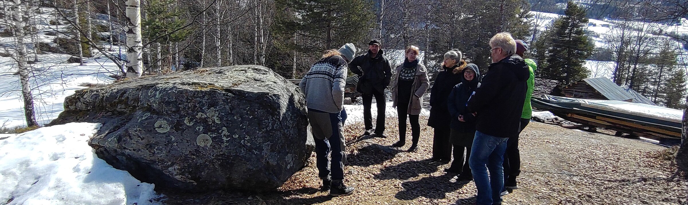 CMS_Geokommunikation Ein Experte erklärt die Geologie anhand eines Felsen