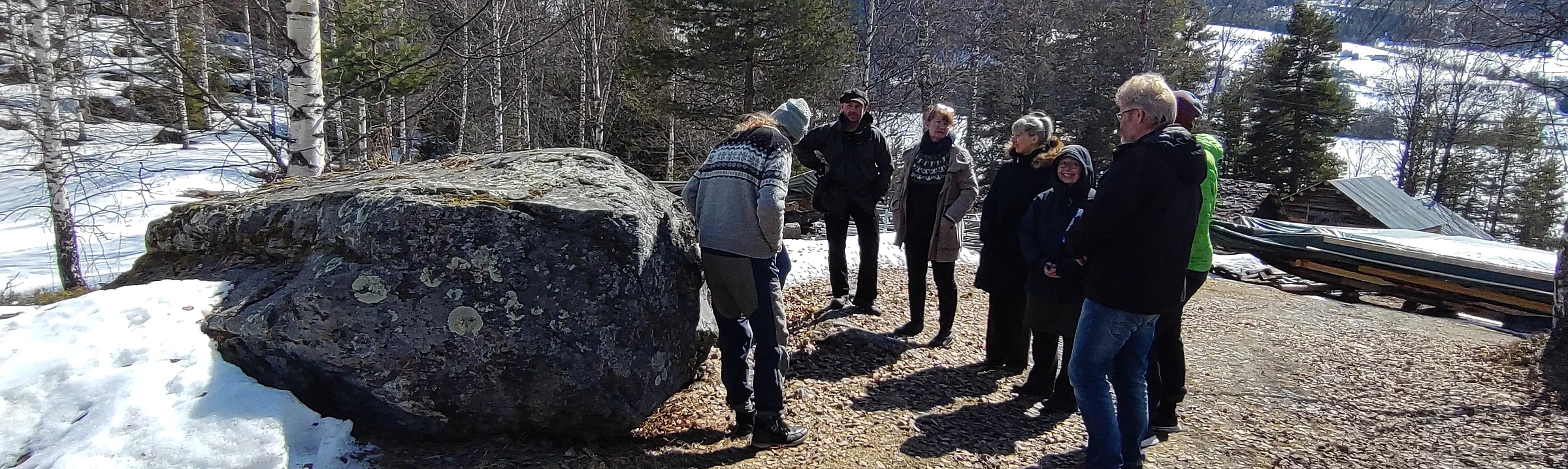 Ein Experte erklärt die Geologie anhand eines Felsen