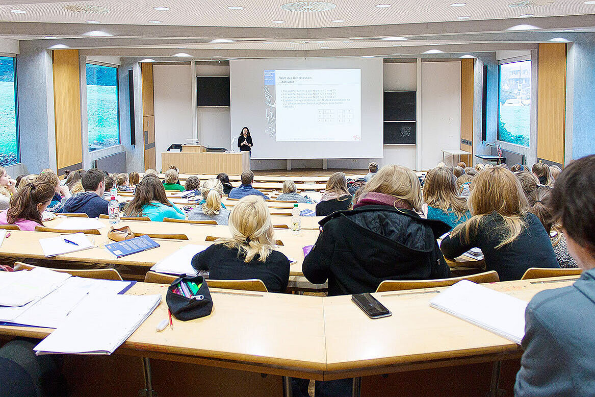 Hörsaal PH Freiburg mit Studierenden und Lehrkraft