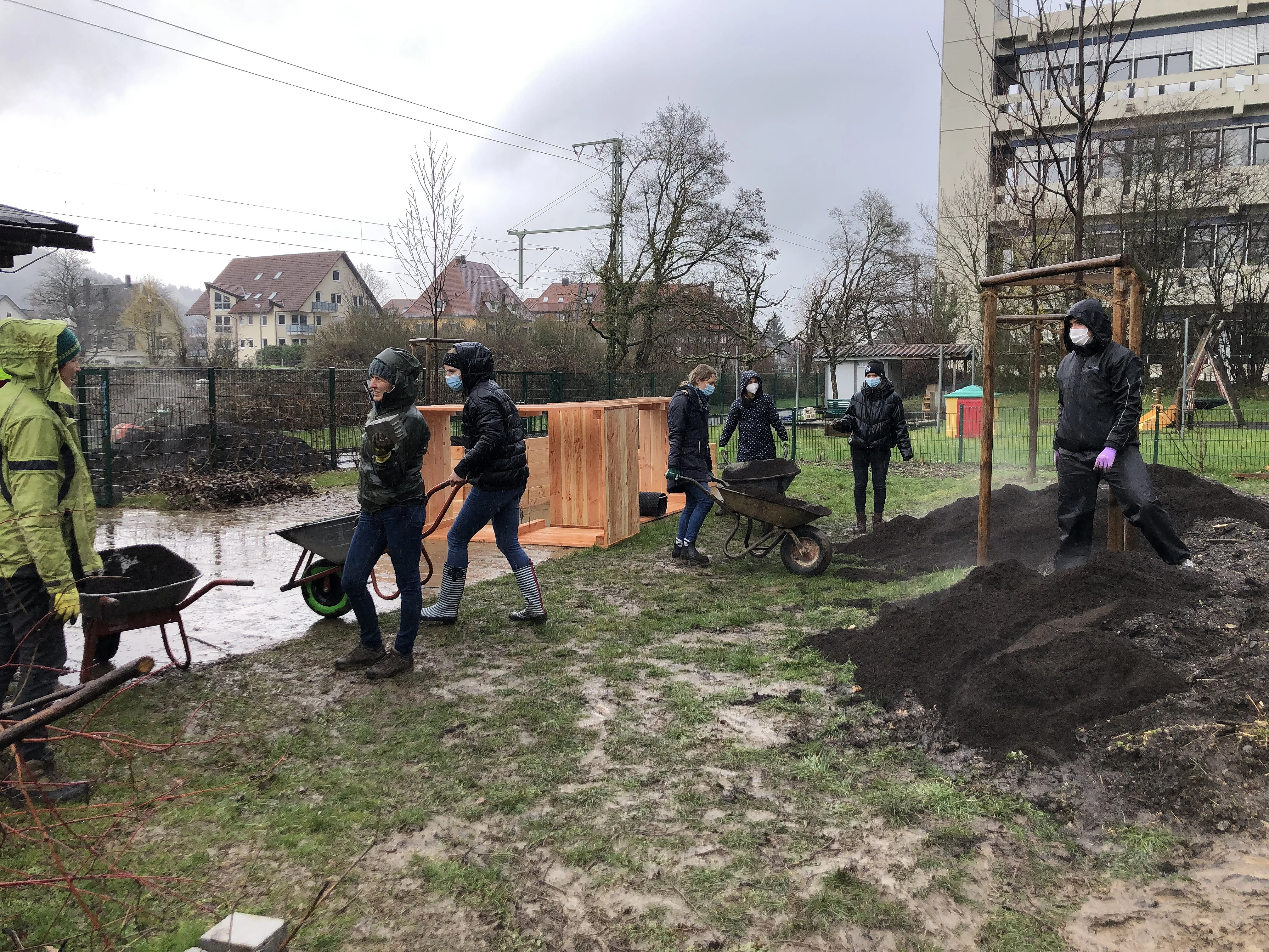 Erde ausbringen