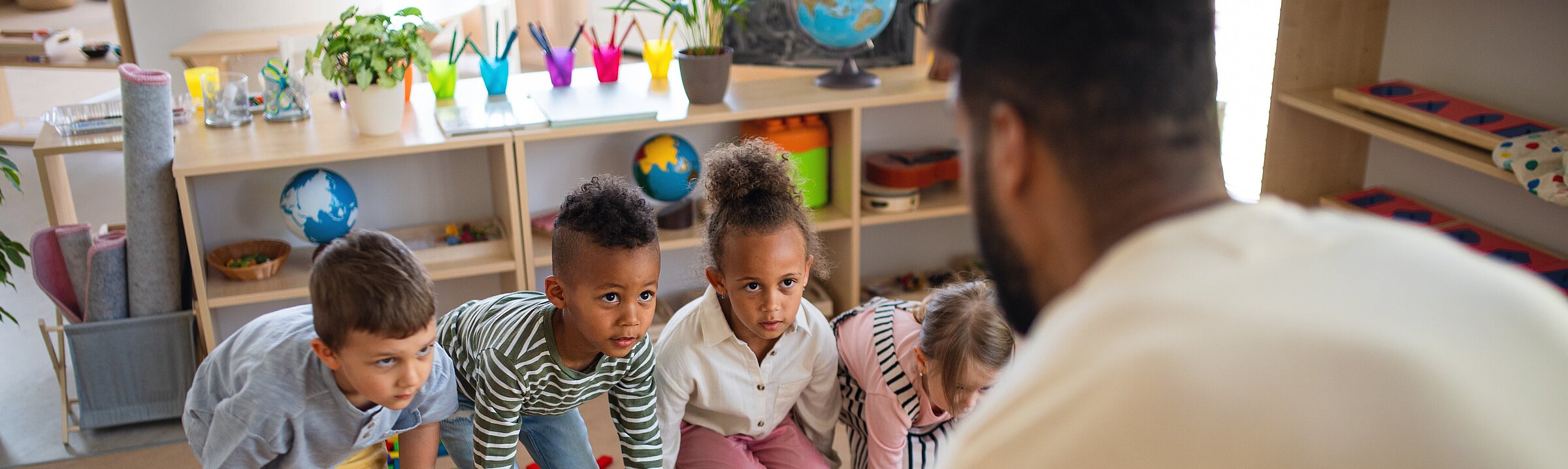 Symbolfoto Unterricht Lehrer:in mit Kindern in Bewegung