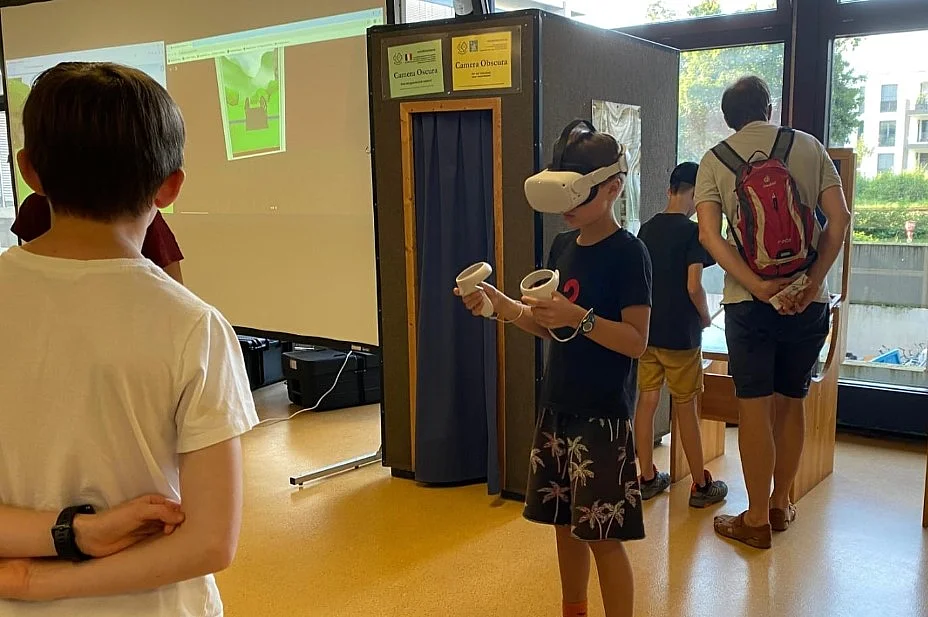 Person mit VR-Brille bei Erkundung virtueller Ausstellung zur Steinzeit