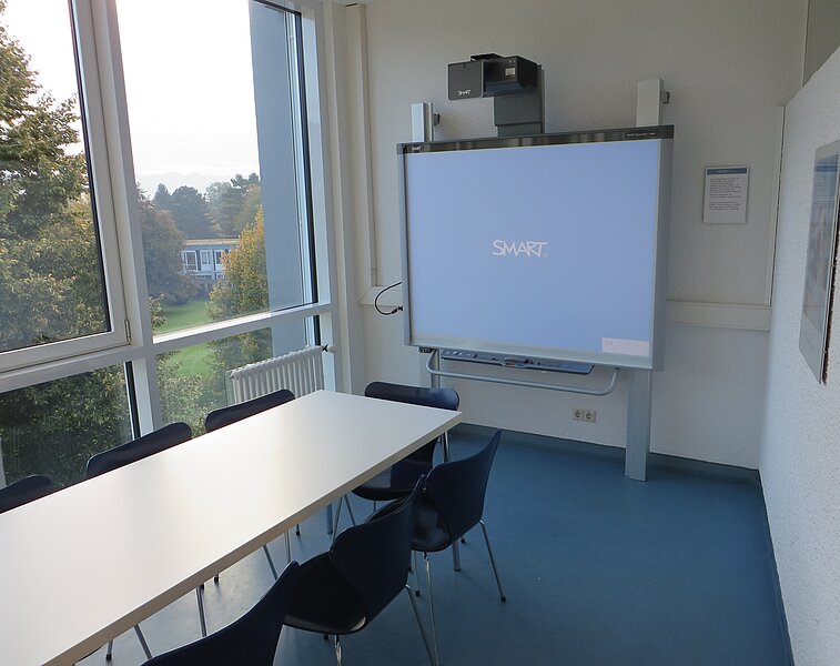 Gruppenarbeitsraum mit Smartboard