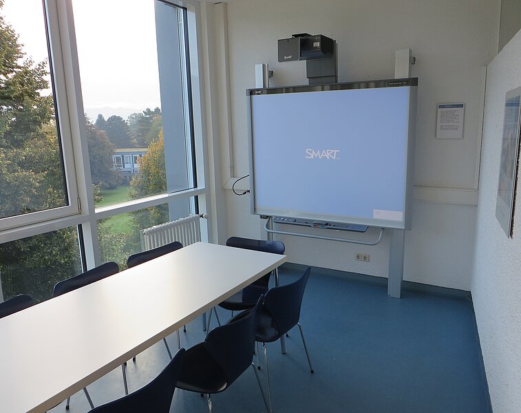 Gruppenarbeitsraum mit Smartboard