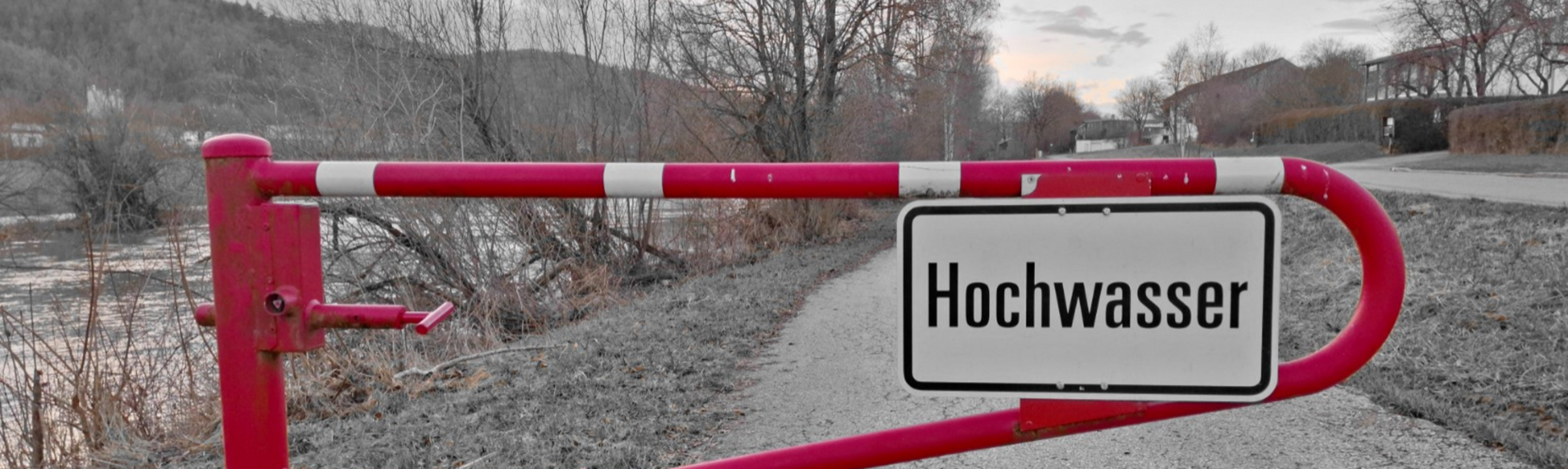 wegen Hochwasser gesperrter Fußweg