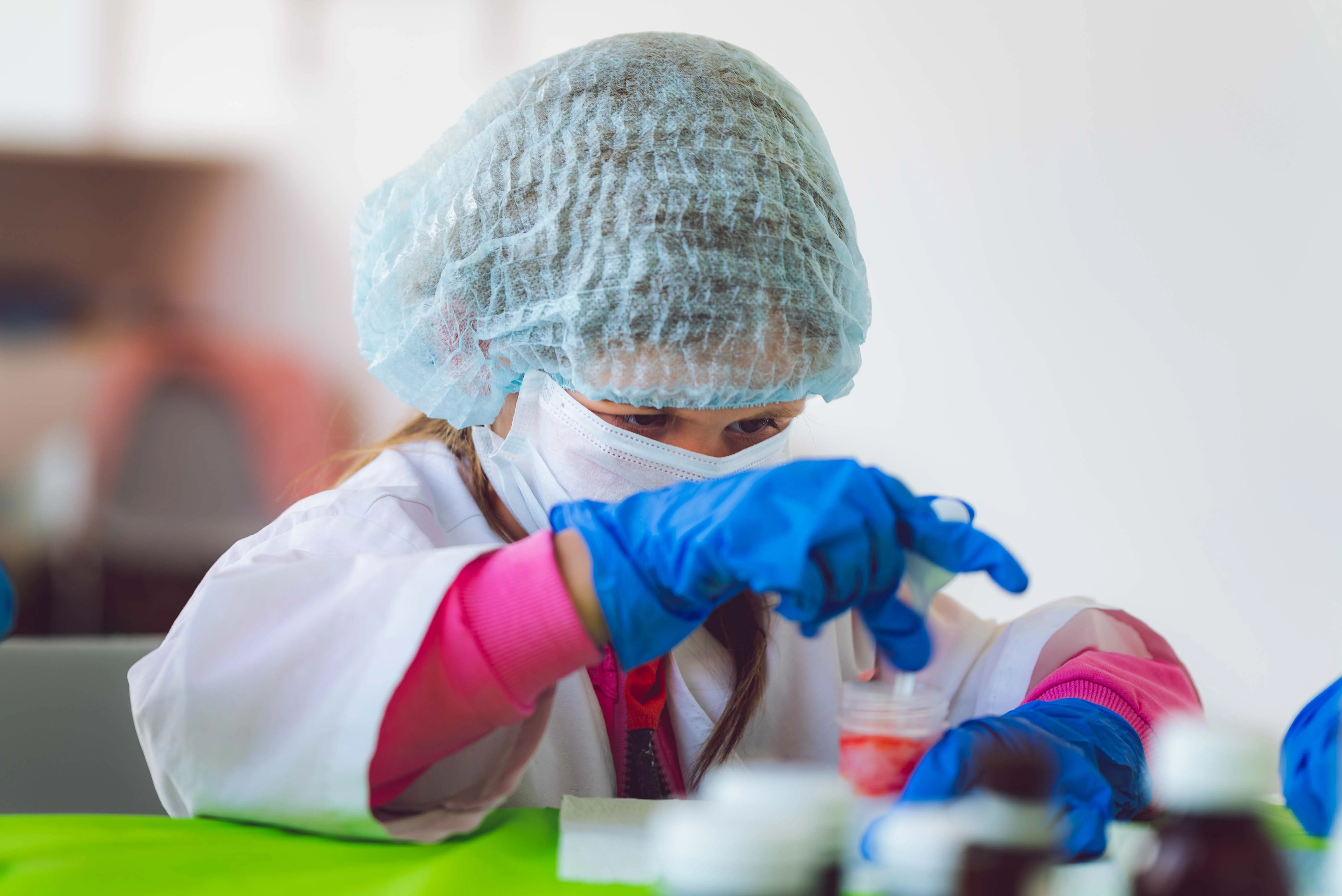 Forschung zu Nachhaltigkeit Kind am Forschung im Labor