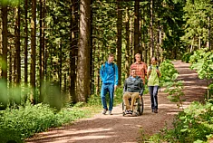 Schauinsland barrierefrei Wanderer mit Rollstuhlfahrer