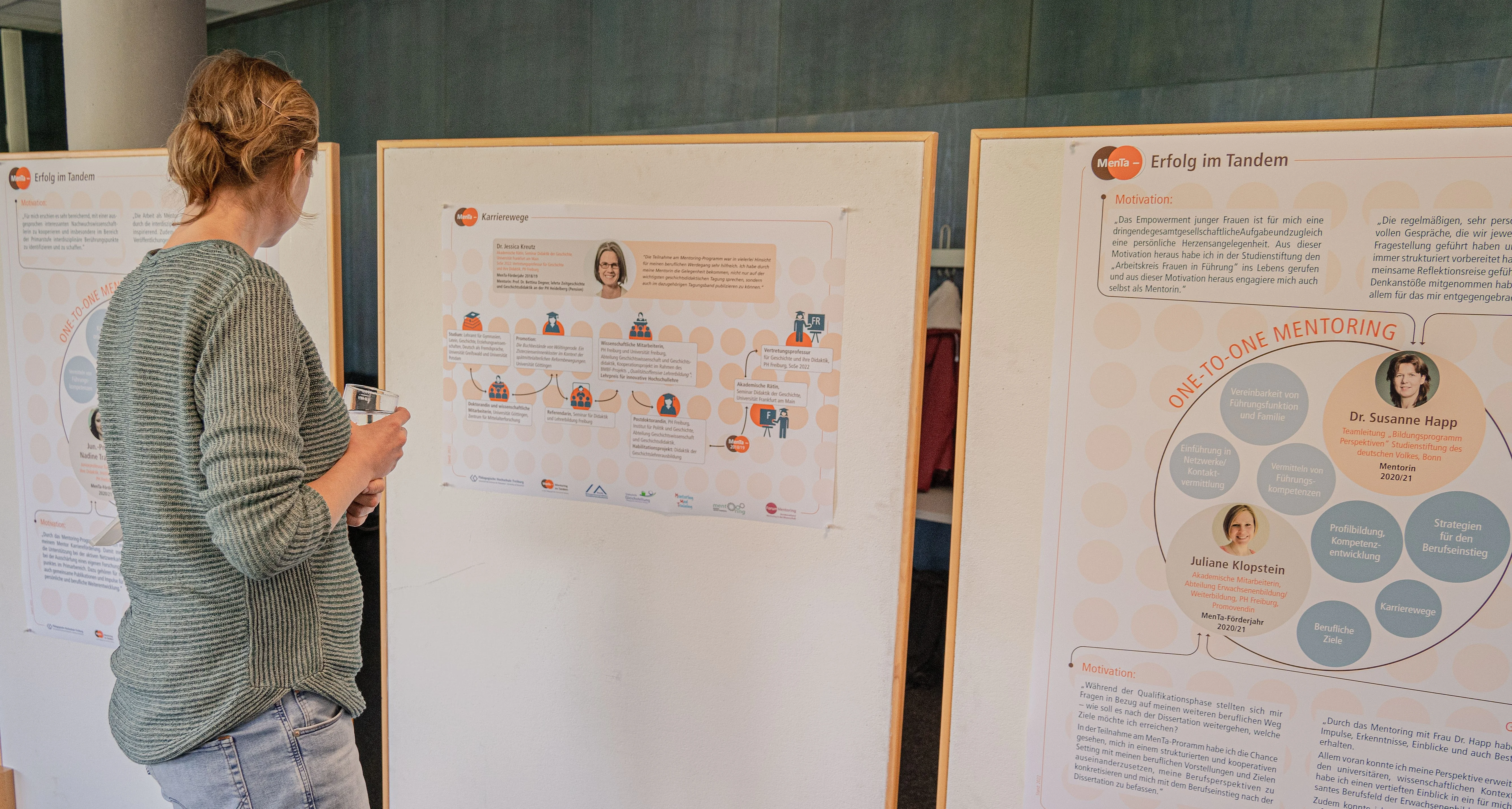 anlässlich des Jubiläums wurde eine Posterausstellung kreiert die persönliche Einblicke gibt in Mentoringbeziehungen und Karriereverläufe