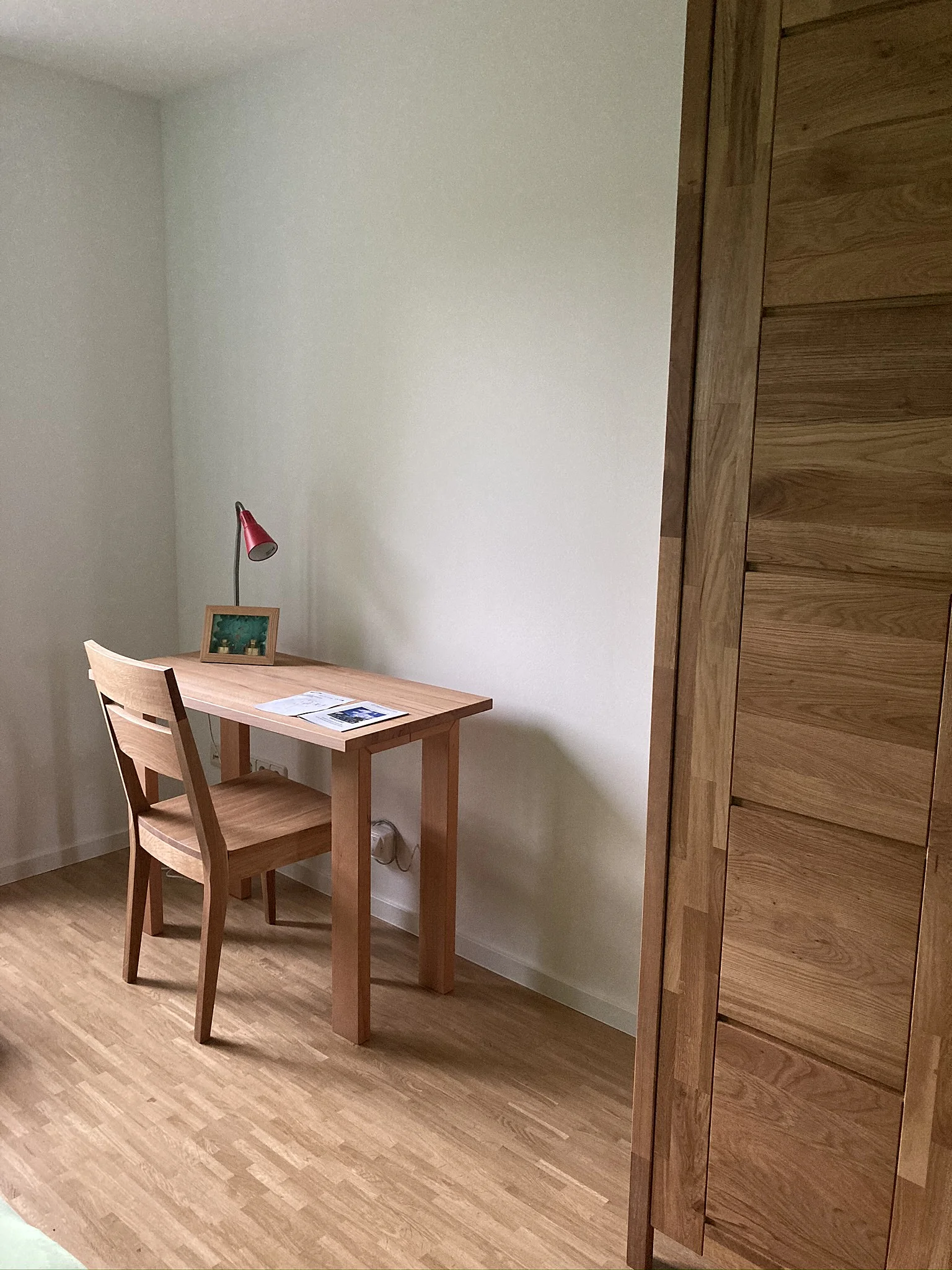 Schlafzimmer rot der Gastdozierendenwohnung
