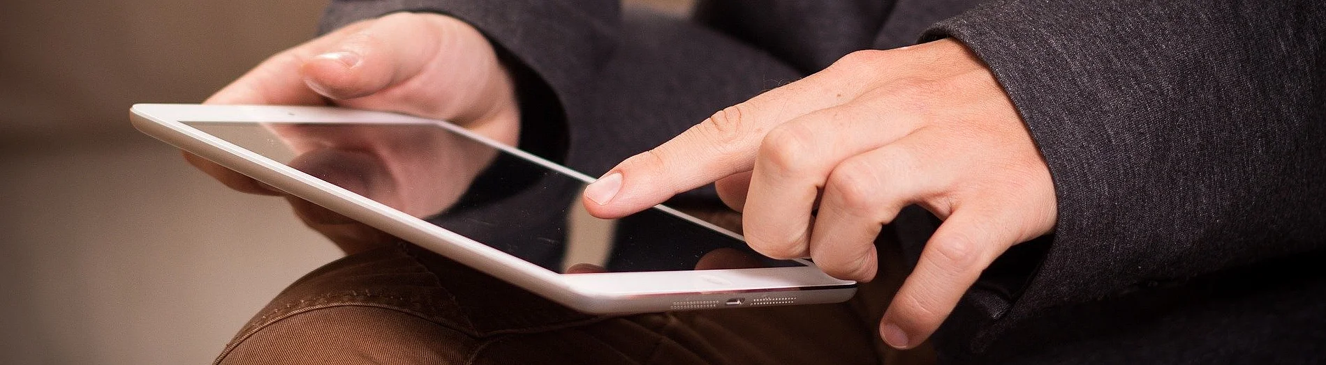 Person benutzt ein Tablet