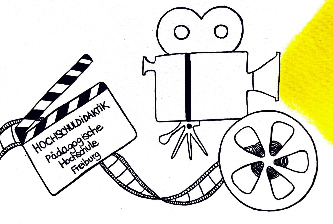 Die Zeichnung zeigt eine Fotofilm-Rolle, von der aus sich der Foto-Film über die Abbildung zieht, eine Fotofilm-Klappe mit der Aufschrift "Hochschuldidaktik Pädagogische Hochschule Freiburg" und einen Film-Projektor. Im Kontrast zu den in schwarz-weiß abgebildeten Motiven projiziert der Film-Projektor einen gelben Lichtschein an die rechte Bildkante.