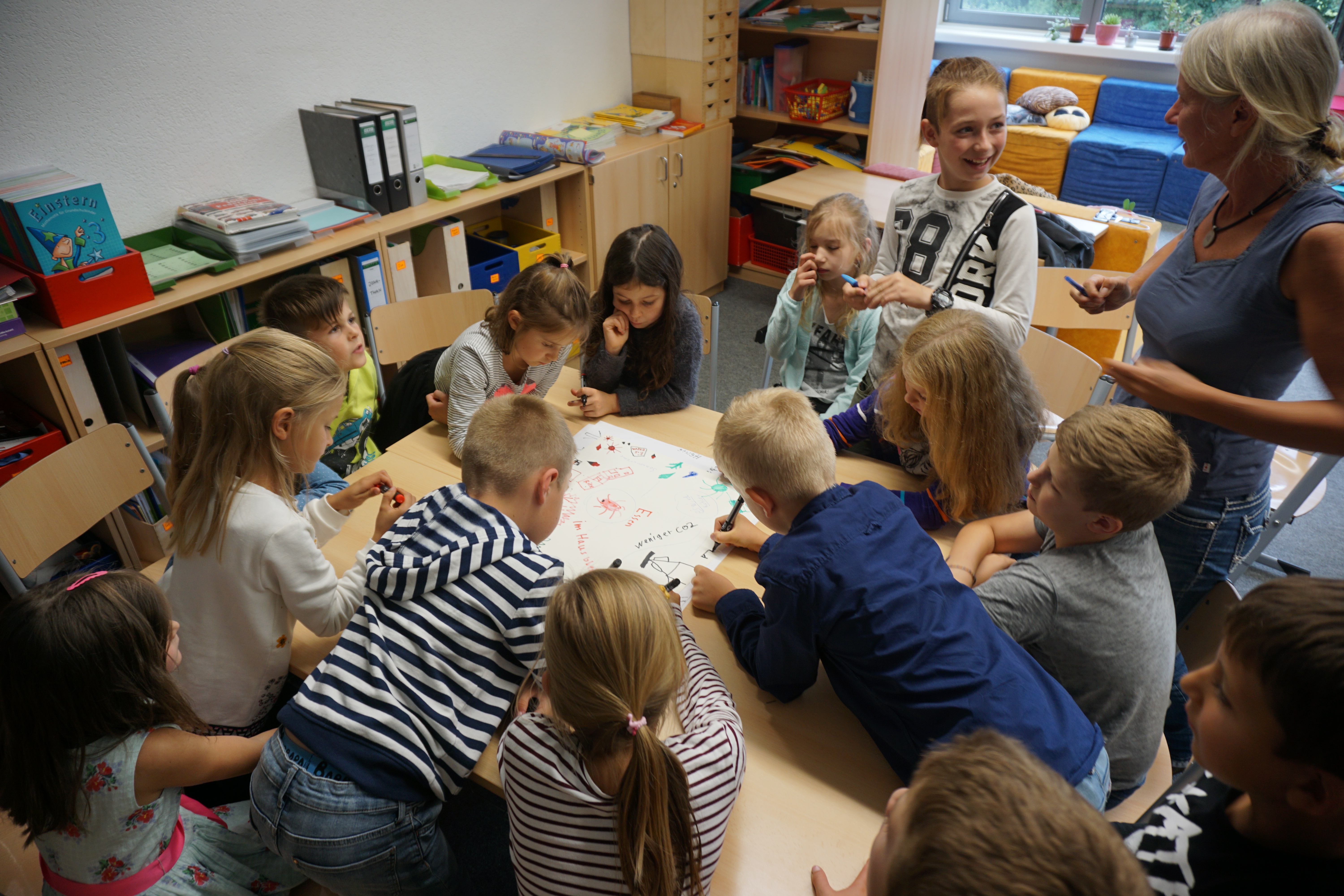 Kinder arbeiten an einem runden Tisch