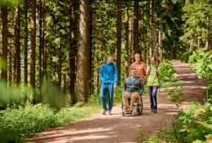 Wanderer mit Rollstuhlfahrer