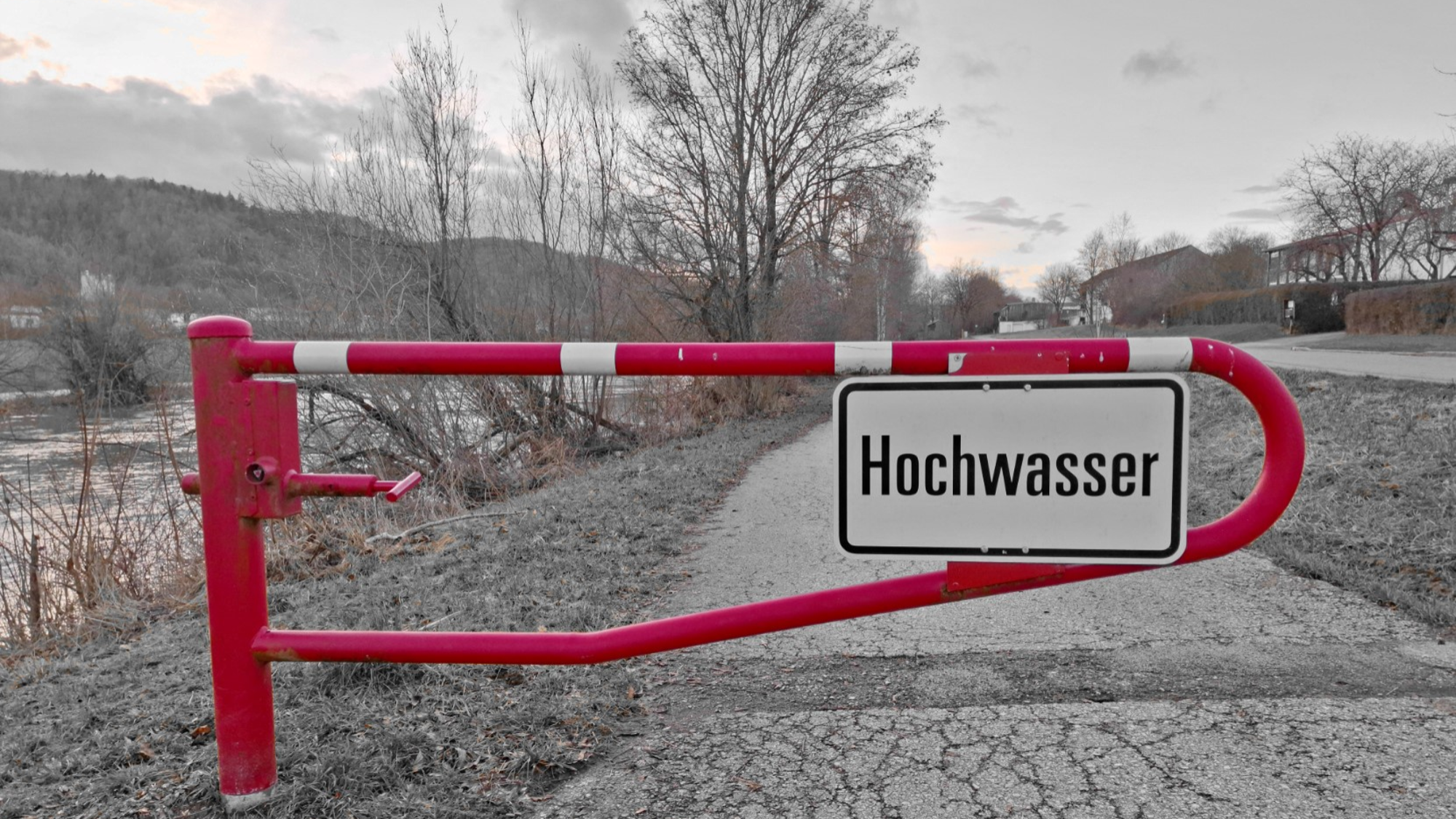 Wegen Hochwasser gesperrter Fußweg entlang eines Flusses