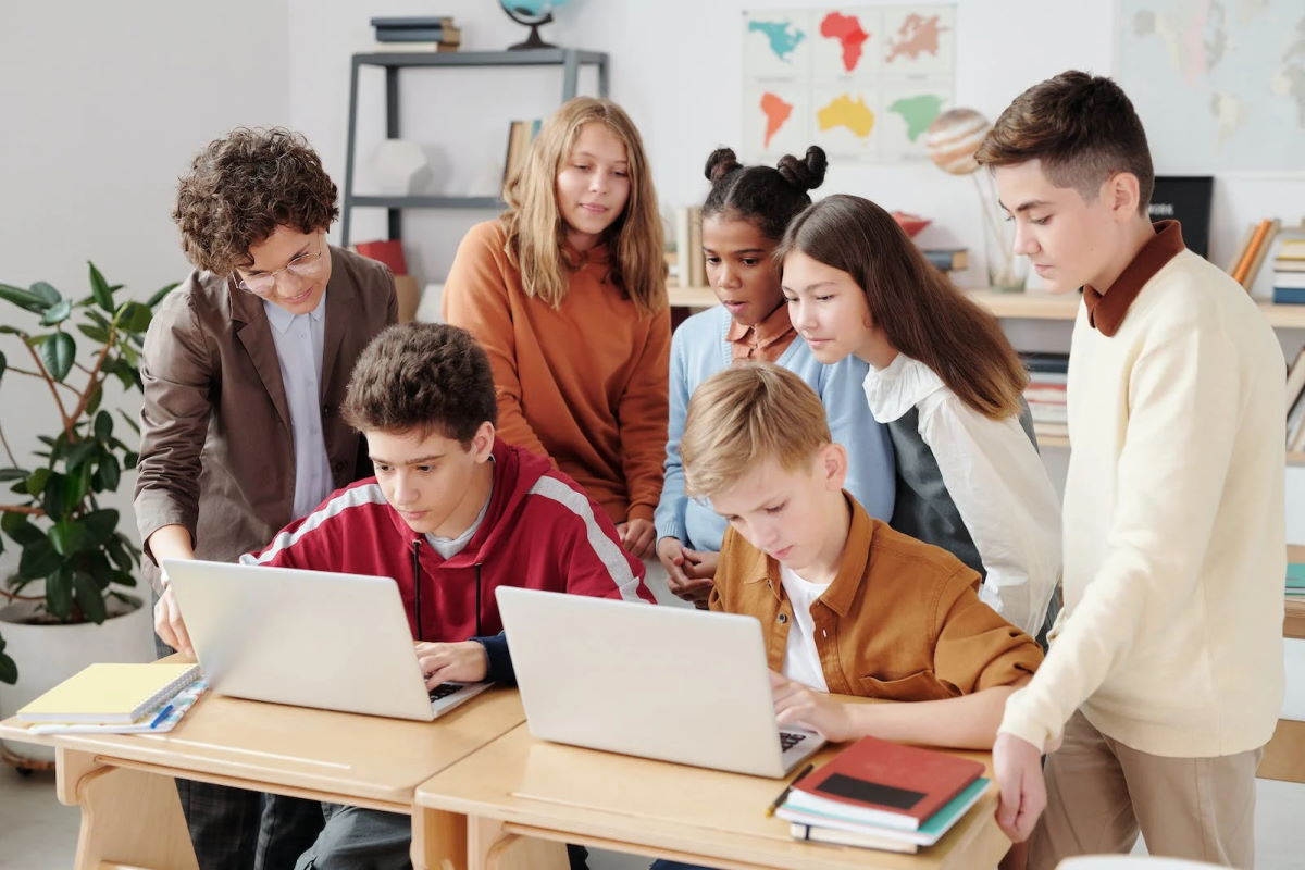 Lehrerin mit Schülergruppe