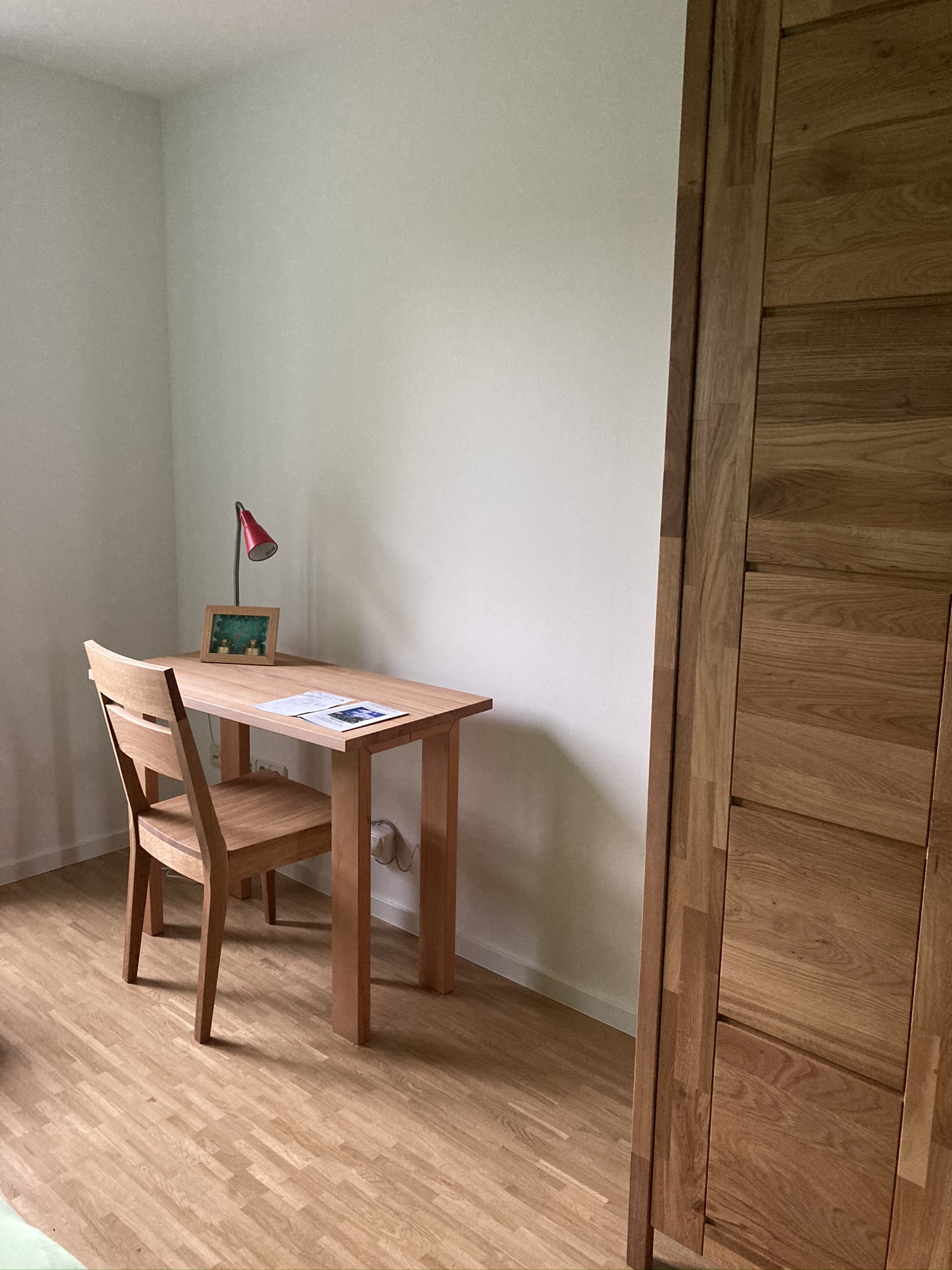 Schlafzimmer rot der Gastdozierendenwohnung